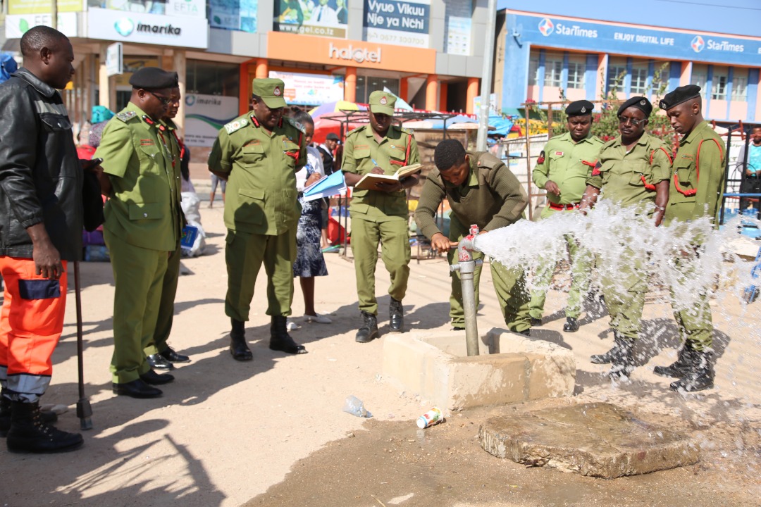 Jeshi La Zimamoto Lafanya Ukaguzi Wa Visima Vya Maji Ya Kuzima Moto