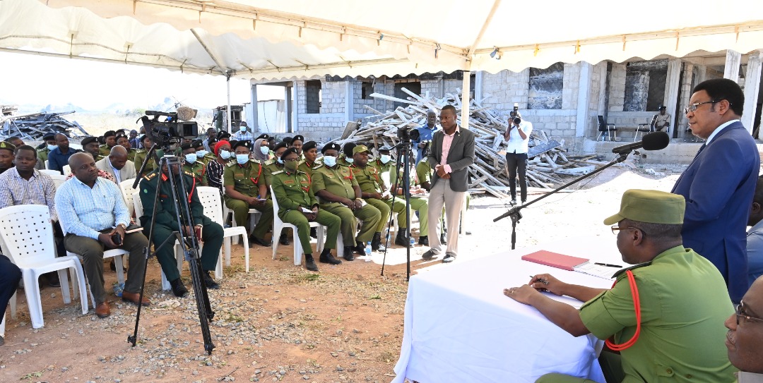 MAJALIWA AKAGUA UJENZI WA NYUMBA ZA MAKAZI ZA ASKARI WA JESHI LA