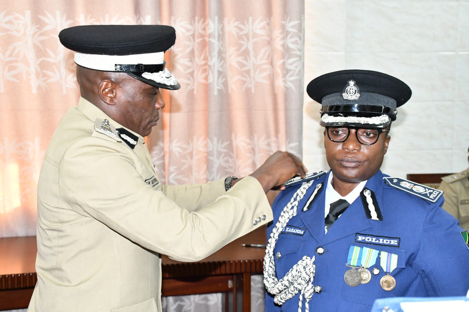 Igp Wambura Amuapisha Kamishna Kaganda Full Shangwe Blog