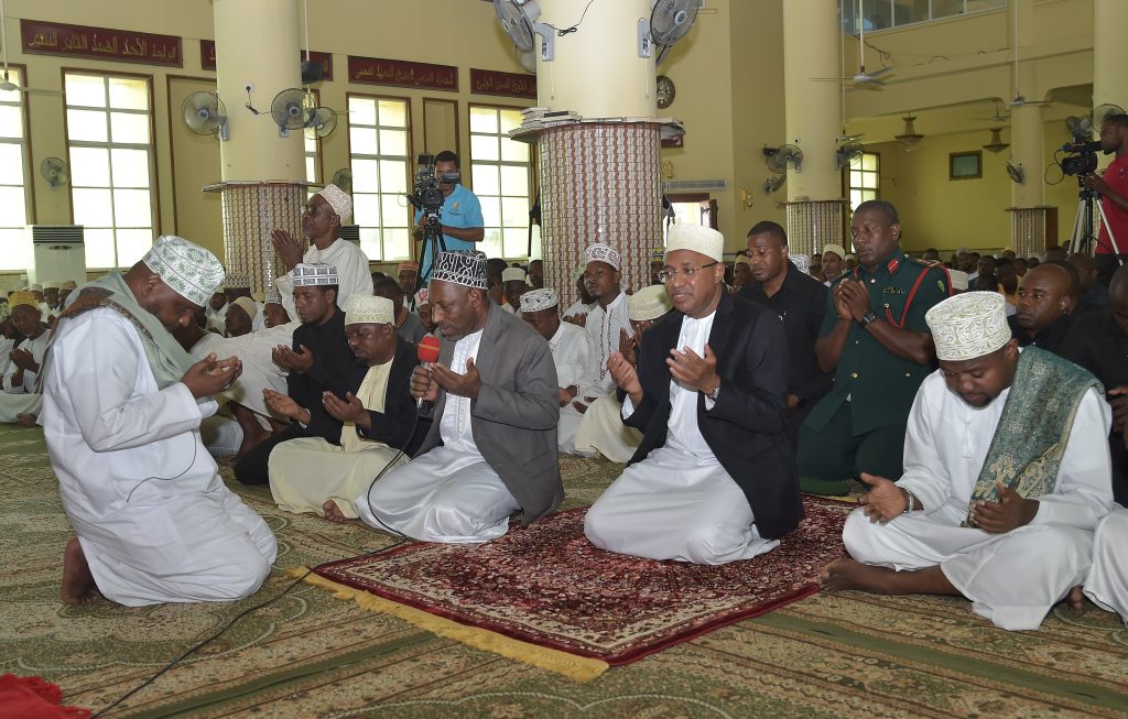 Rais Wa Zanzibar Alhaj Dk Hussein Mwinyi Ajumuika Na Wananchi Katika