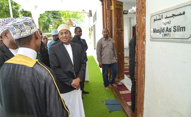 RAIS ALHAJJ DK HUSSEIN MWINYI AJUMUIKA KATIKA SALA YA IJUMAA MASJID AS