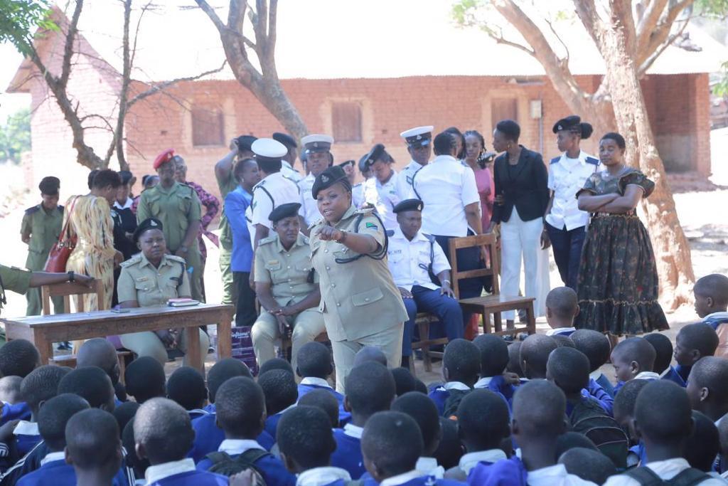 Jeshi La Polisi Mkoani Songwe Lagawa Taulo Za Kike Kwa Wanafunzi Full