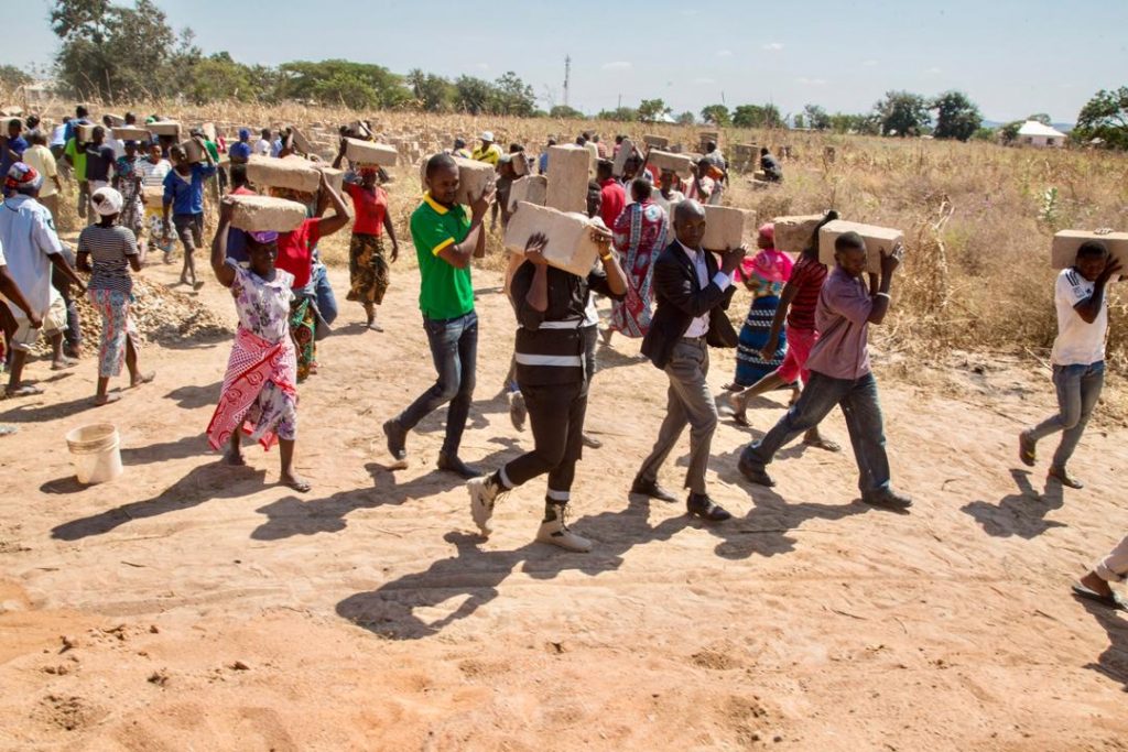 MBUNGE MAVUNDE AONGOZA WANANCHI UJENZI WA SHULE YA SEKONDARI NKULABI ...