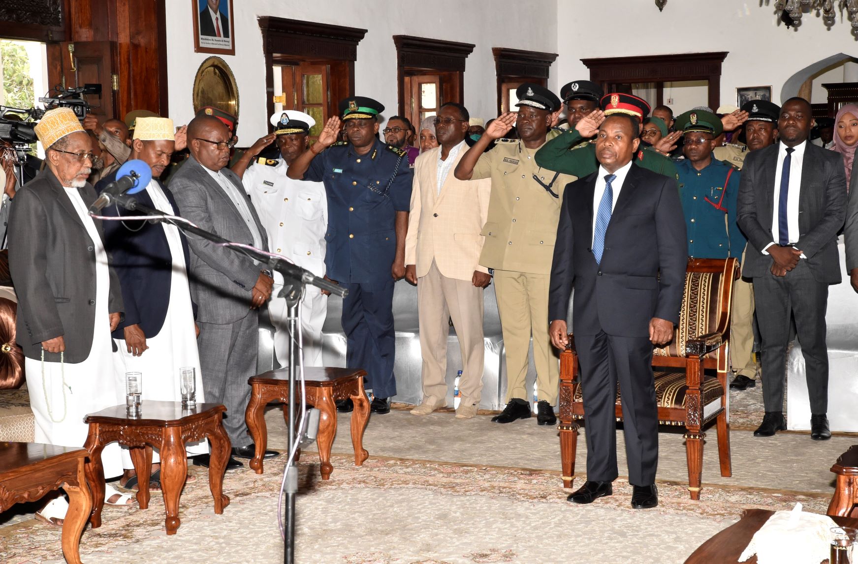 RAIS DK.MWINYI AMUAPISHA MAKAMU WA KWANZA WA RAIS WA ZANZIBAR IKULU