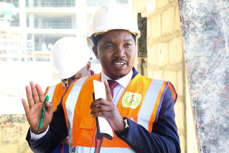 WAZIRI JAFO ATAKA MAJENGO YAWEKWE MFUMO WA MAJI YA MVUA