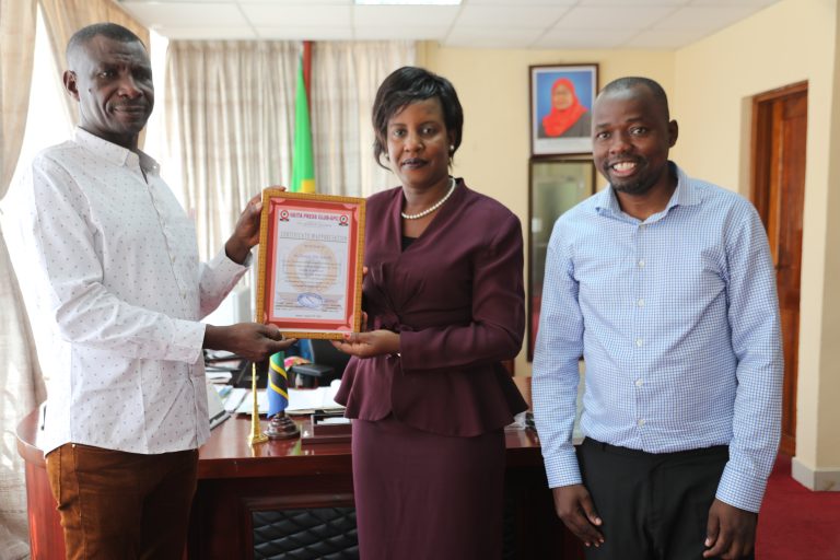WANAHABARI GEITA WAMPONGEZA MHE. SENYAMULE