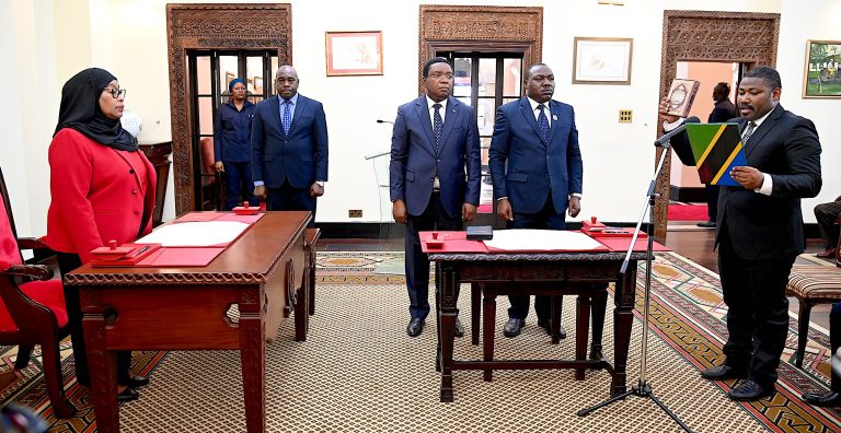 RAIS DKT.SAMIA AWAAPISHA MAKATIBU WAKUU IKULU JIJINI DAR ES SALAAM