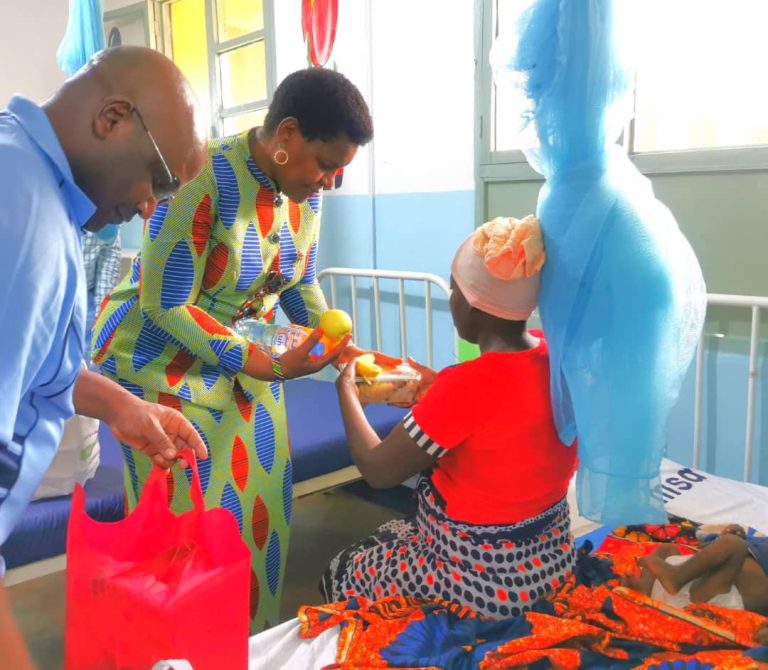 WAZIRI MABULA ASHEREHEKEA KRISIMASI NA WAGONJWA