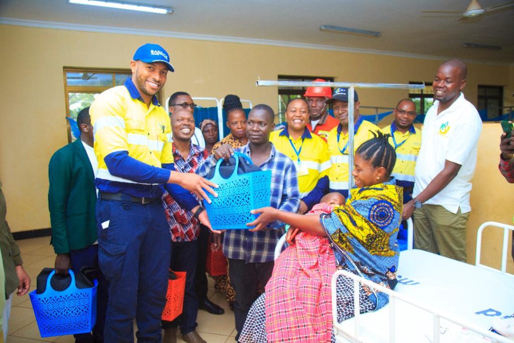 BARRICK BULYANHULU YAPELEKA FARAJA YA KRISMASI KWA WAZAZI , WAGONJWA NA WATUMISHI WA KITUO CHA AFYA BUGARAMA