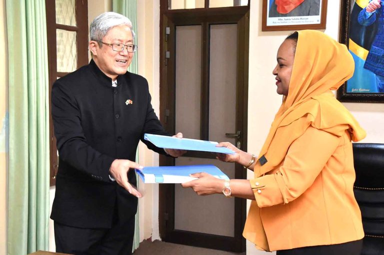 TAASISI YA ZANZIBAR MAISHA BORA FOUNDATION (ZMBF) YAPOKEA VIFAA VYA UVUVI.