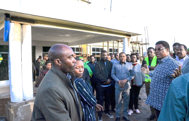 MAJALIWA AKAGUA NA KUWEKA JIWE LA MSINGI LA UJENZI WA CHUO CHA UALIMU SUMBAWANGA