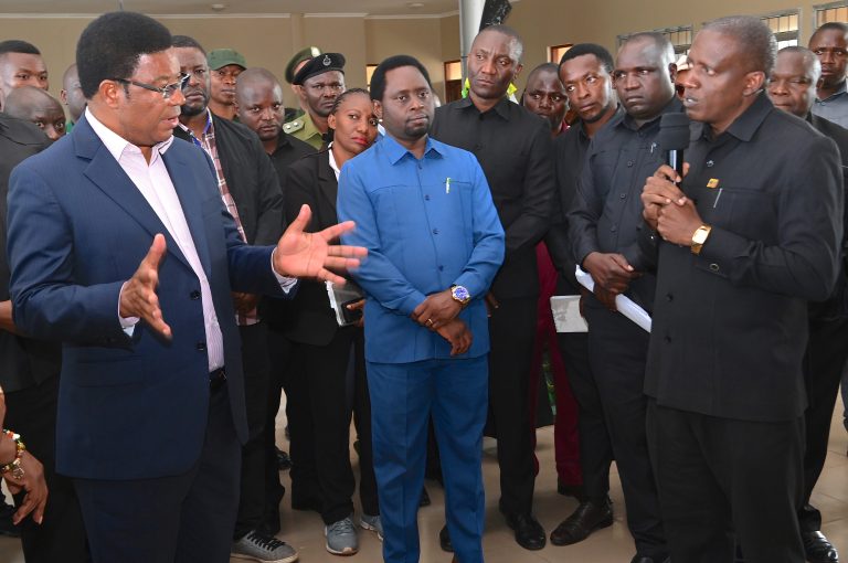 MAJALIWA AKAGUA KITUO KIKUU CHA MABASI SUMBAWANGA