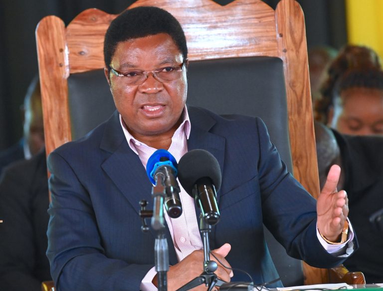 MAJALIWA AZUNGUMZA NA WATUMISHI WA MANISPAA NA HALMASHAURI YA SUMBAWANGA
