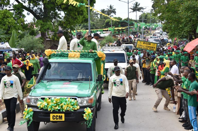 MAKAMO MWENYEKITI WA CC ZANZIBAR DK.HUSSEIN MWINYI AWASILI PEMBA
