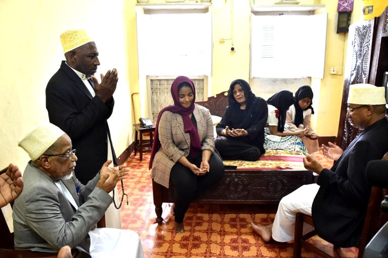 RAIS DKT.MWINYI,AMFARIJI MJUMBE WA HALMASHAURI KUU YA CCM TAIFA.