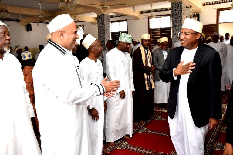 RAIS DKT.MWINYI AJUMUIKA NA WAUMINI KWENYE SWALA YA IJUMAA KATIKA MASJID AL SWAFAA