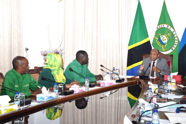 RAIS WA ZANZIBAR MHE.DK.HUSSEIN MWINYI AZUNGUMZA NA MWENYEKITI WA JUMUIYA YA WAZAZI YA CCM TAIFA IKULU ZANZIBAR