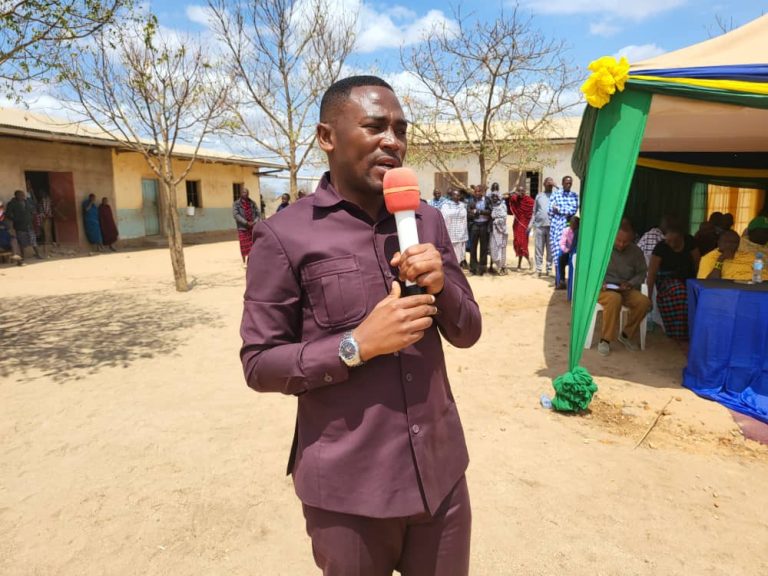 DC SIMANJIRO AWATAKA WAFANYABIASHARA KUWEKEZA KWENYE ELIMU