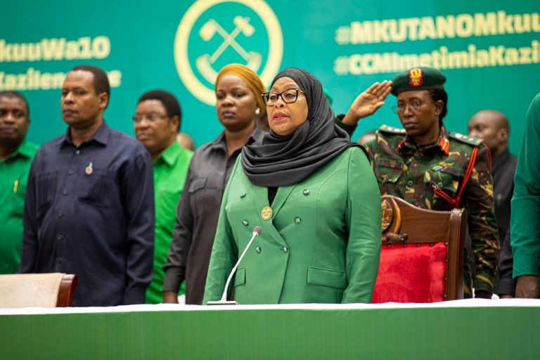RAIS SAMIA AOMBA KURA KWA WAJUMBE WA MKUTANO MKUU NA KUWAOMBEA VIONGOZI WENGINE