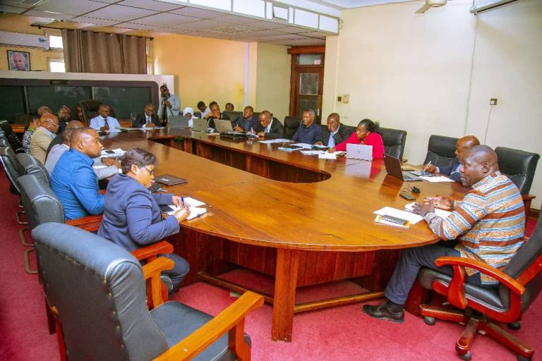 DK.MICHAEL AZITAKA TAASISI ZILIZO CHINI YA WIZARA YA ELIMU KUKUTANA