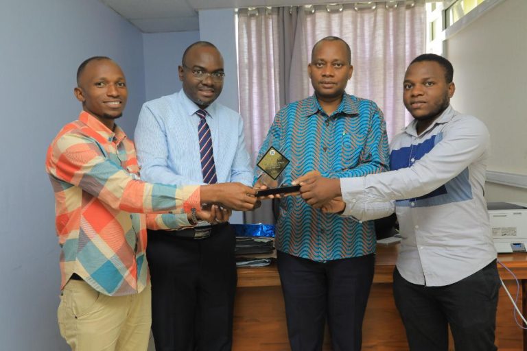 PROF. MAKUBI APONGEZA KITENGO CHA HABARI KWA KAZI NZURI.