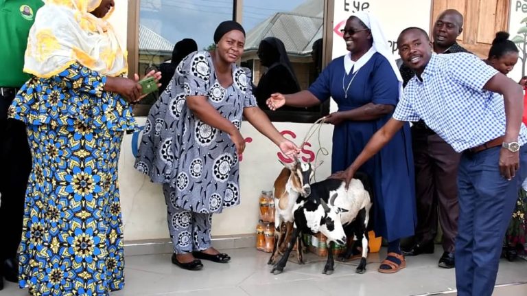 RAIS DKT.SAMIA ATOA ZAWADI ZA KRISMASI KWA WATOTO YATIMA KATAVI.