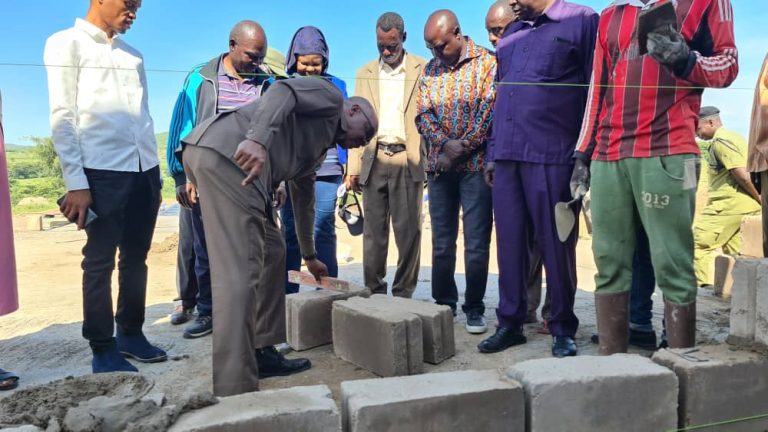 RC  MEJA JENERALI  MZEE AKAGUA UJENZI WA SHULE MPYA YA SANZATE, BUNDA, ASISITIZA UBORA WA MAJENGO