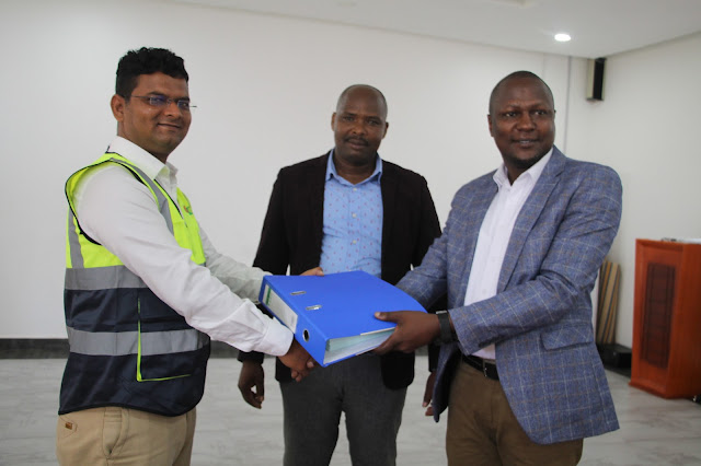 REA YAZINDUA MRADI WA KUSAMBAZA UMEME MAENEO YA VIJIJI MIJI SINGIDA, MKANDARASI AKABIDHIWA RASMI MBELE YA DC