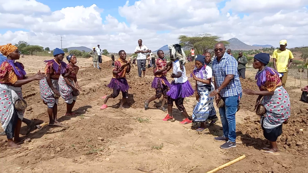 WANAFUNZI WA VIJIJI VYA KITANGE ONE NA USUNGU WILAYANI KILOSA WANATEMBEA KM 36 KUFUATA SHULE.
