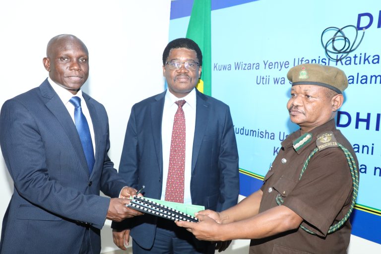 MKUU WA JESHI LA MAGEREZA AKABIDHI OFISI KWA AFISA MTENDAJI MKUU WA SHIRIKA LA UZALISHAJI MALI LA MAGEREZA (SHIMA)