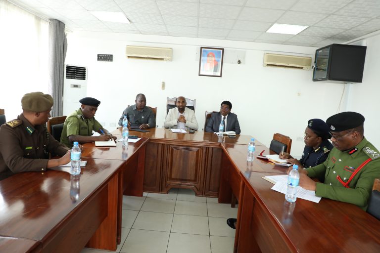WAZIRI MASAUNI AKUTANA NA WAKUU WA VYOMBO VYA USALAMA VYA WIZARA YAKE, JIJINI DAR ES SALAAM