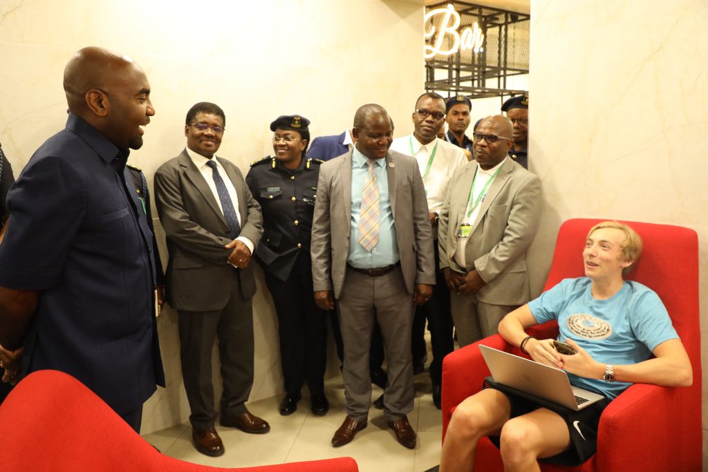 MASAUNI AFANYA ZIARA YA KUSHTUKIZA USIKU UWANJA NDEGE ZANZIBAR, AITAKA UHAMIAJI KUDHIBITI MAPATO, AIPONGEZA SMZ KWA UWEKEZAJI MKUBWA ‘JENGO LA TERMINAL 3’ 