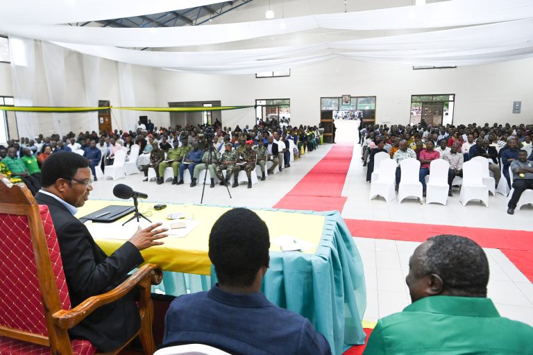 WAZIRI MKUU AIAGIZA TAKUKURU IWACHUNGUZE WATUMISHI WAWILI KATAVI