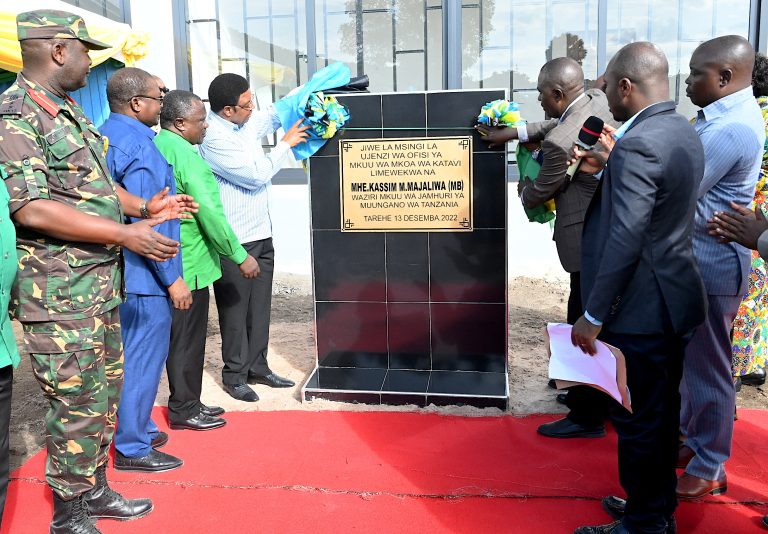 MAJALIWA AWEKA JIWE LA MSINGI LA UJENZI WA OFISI YA MKUU WA MKOA WA KATAVI