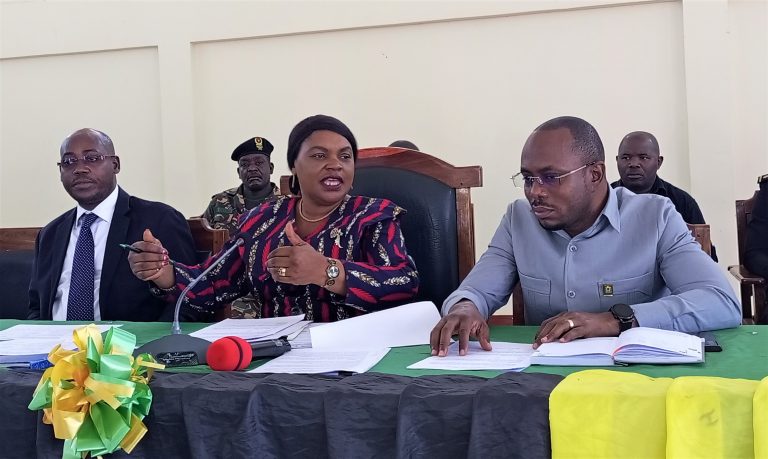 WAZIRI MHAGAMA AKEMEA TABIA YA WAAJIRI SERIKALINI KULIPA MADENI YA WAKUU WA IDARA PEKEE NA KUYAACHA YA WATUMISHI WENGINE