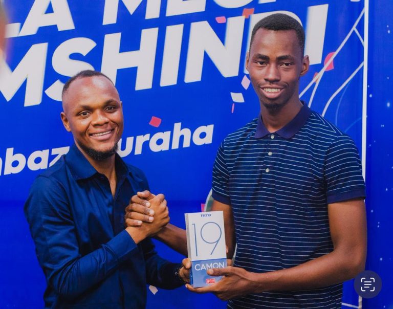 KAMA UNGEPENDELEA KUMPATIA UMPENDAYE ZAWADI YA SIMU SOMA HII