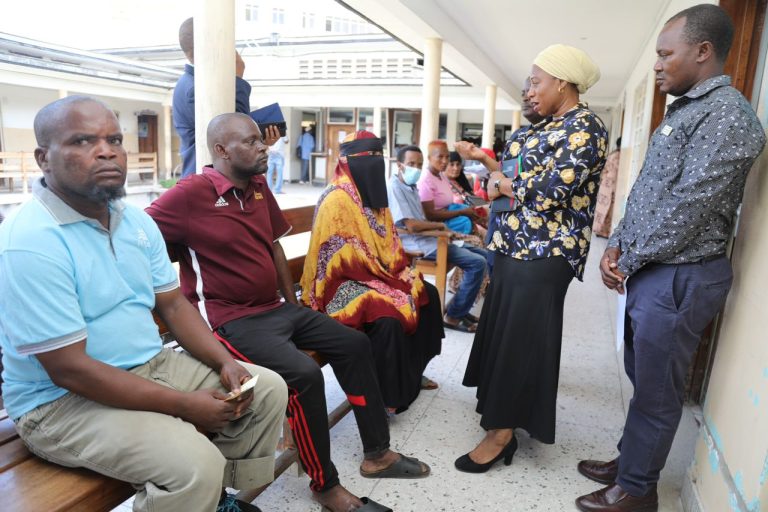 WAZIRI UMMY MWALIMU AIBUKIA HOSPITALI YA RUFAA YA MKOA MWANANYAMALA KIMYA KIMYA, ATOA ELIMU YA BIMA YA AFYA KWA WANANCHI