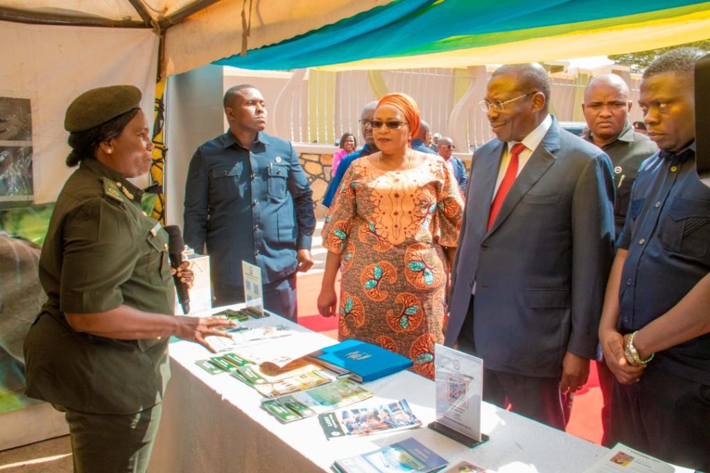 MAKAMU WA RAIS ATEMBELEA BANDA LA TANAPA KATIKA KONGAMANO LA MAZINGIRA IRINGA