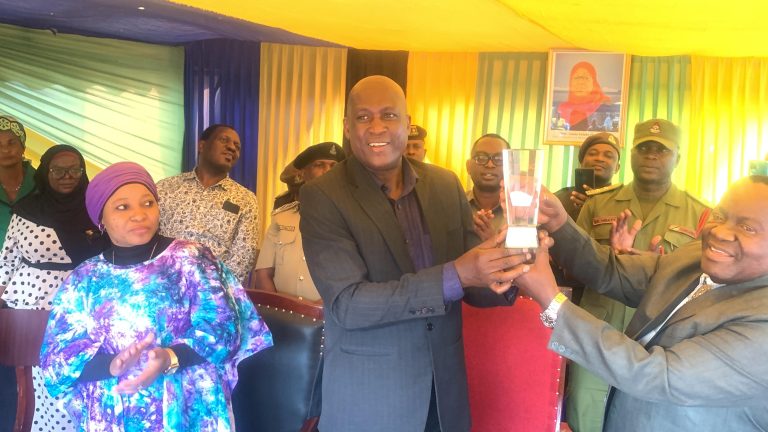 MKUU WA MKOA WA RUVUMA AKABIDHIWA TUZO  MBILI ZA RAIS 