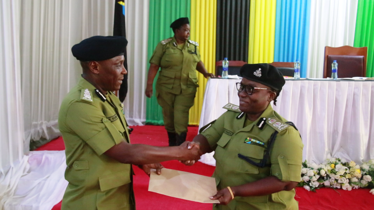 IGP WAMBURA AWATAKA POLISI WANAWAKE KUONYESHA MABADILIKO YA KIUTENDAJI