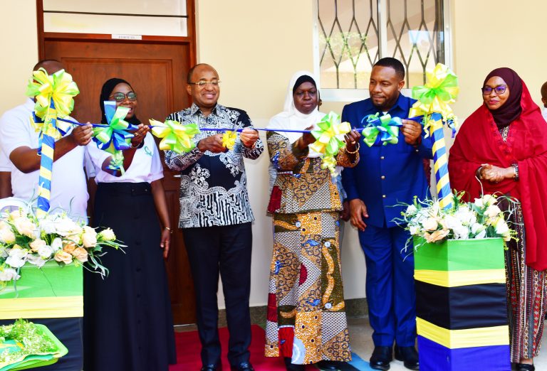 DKT.MWINYI AFUNGUA SKULI YA GHOROFA MAKANGALE PEMBA