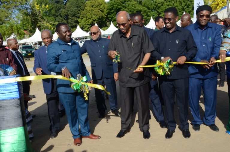 RAIS MSTAAFU DK KARUME AFUNGUA TAMASHA LA TISA LA BIASHARA MAISARA ZANZIBAR