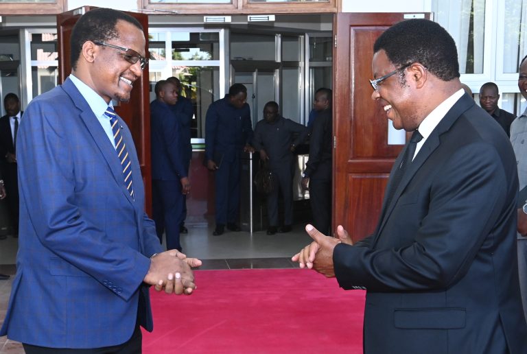 WAZIRI MKUU MAJALIWA AKIZUNGUMZA NA DKT JINGU