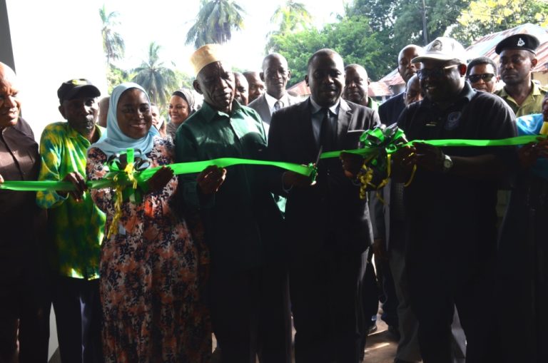 WAZIRI WA NCHI OFISI YA RAIS KAZI UCHUMI NA UWEKEZAJI AZINDUA GHALA LA KUHIFADHIA CHAKULA KIZIMBANI SAKAFUNI ZANZIBAR.