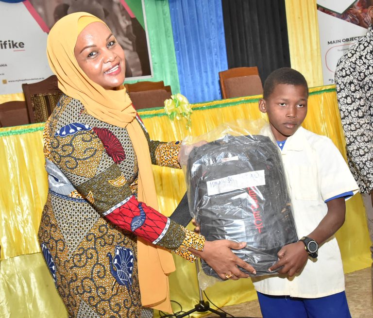 MKE WA RAIS MAMA MARIAM MWINYI AGAWA VIFAA VYA UVUVI.