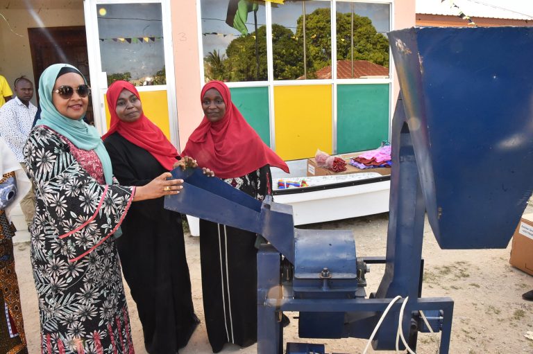 MKE WA RAIS WA ZANZIBAR MAMA MARIAM MWINYI AMEGAWA VIFAA VYA UVUVI MICHEWENI