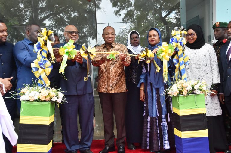 RAIS DKT.MWINYI AFUNGUA HOSPITALI YA WILAYA MICHEWENI PEMBA.
