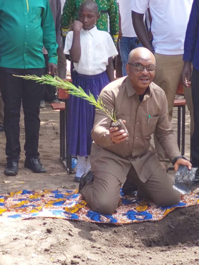 RC MARA AZINDUA KAMPENI YA UPANDAJI MITI KATIKA SHULE ZOTE ZA MKOA WA MARA