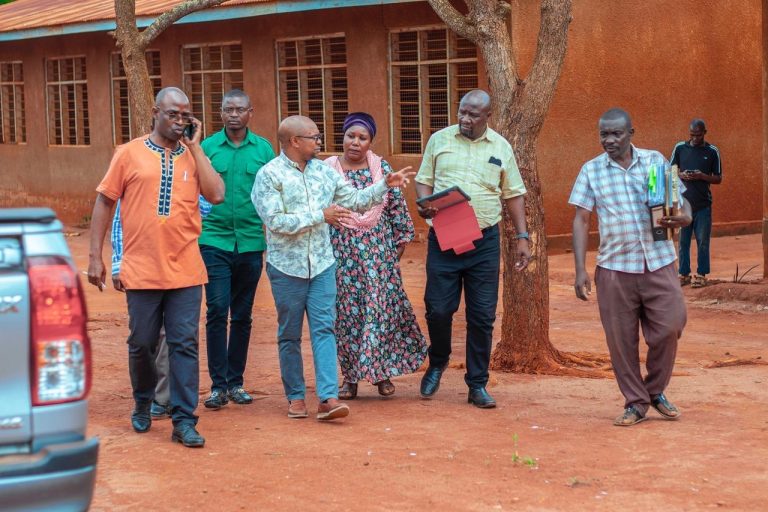 KIKWETE AMEANZA ZIARA JIMBONI , KUKAGUA MIRADI NA KUGAWA VIFAA VYA MASOMO KWA WANAFUNZI