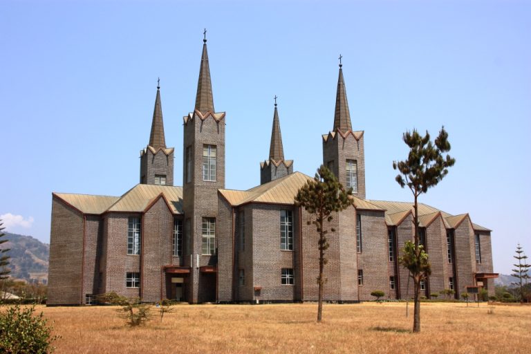 MBUNGE WA MBULU MJINI AWATAKA WATANZANIA KUIOMBEA NCHI YAO.